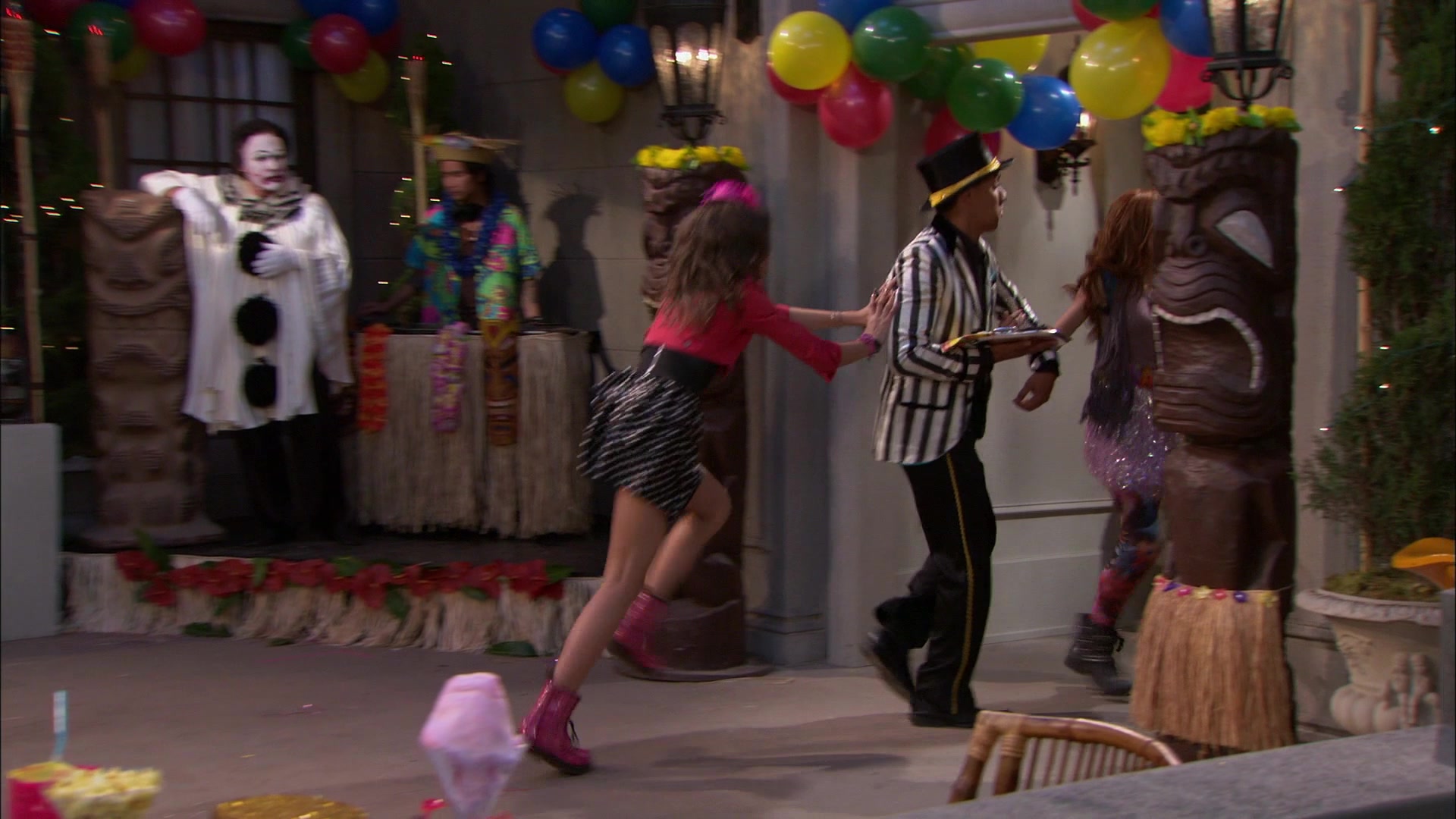 Shake_It_Up_S01E19_1080p_002656.jpg Shake_It_Up_S01E19_1080p_002656.jpg