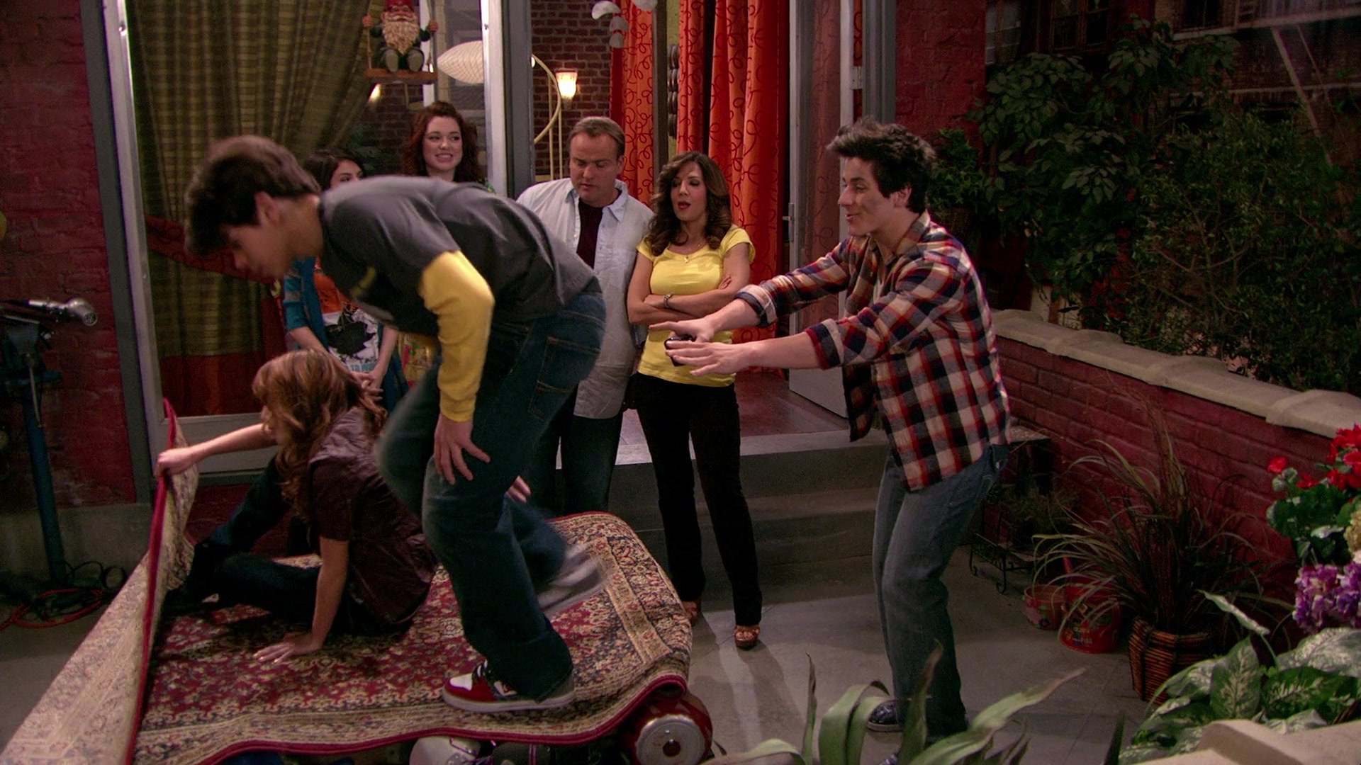 Wizards_of_Waverly_Place_S03E20_Maxs_Secret_Girlfriend_1080p_BTD_002551.jpg