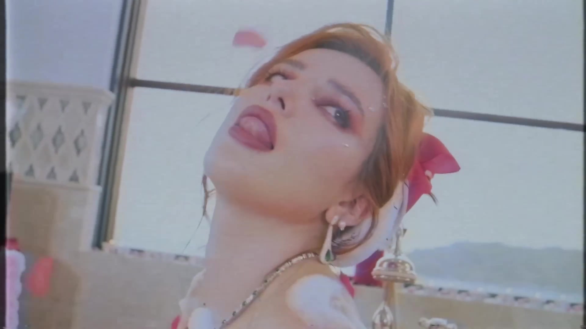 bellathornedaily_Lonely_mv_000010.jpg bellathornedaily_Lonely_mv_000010.jpg
