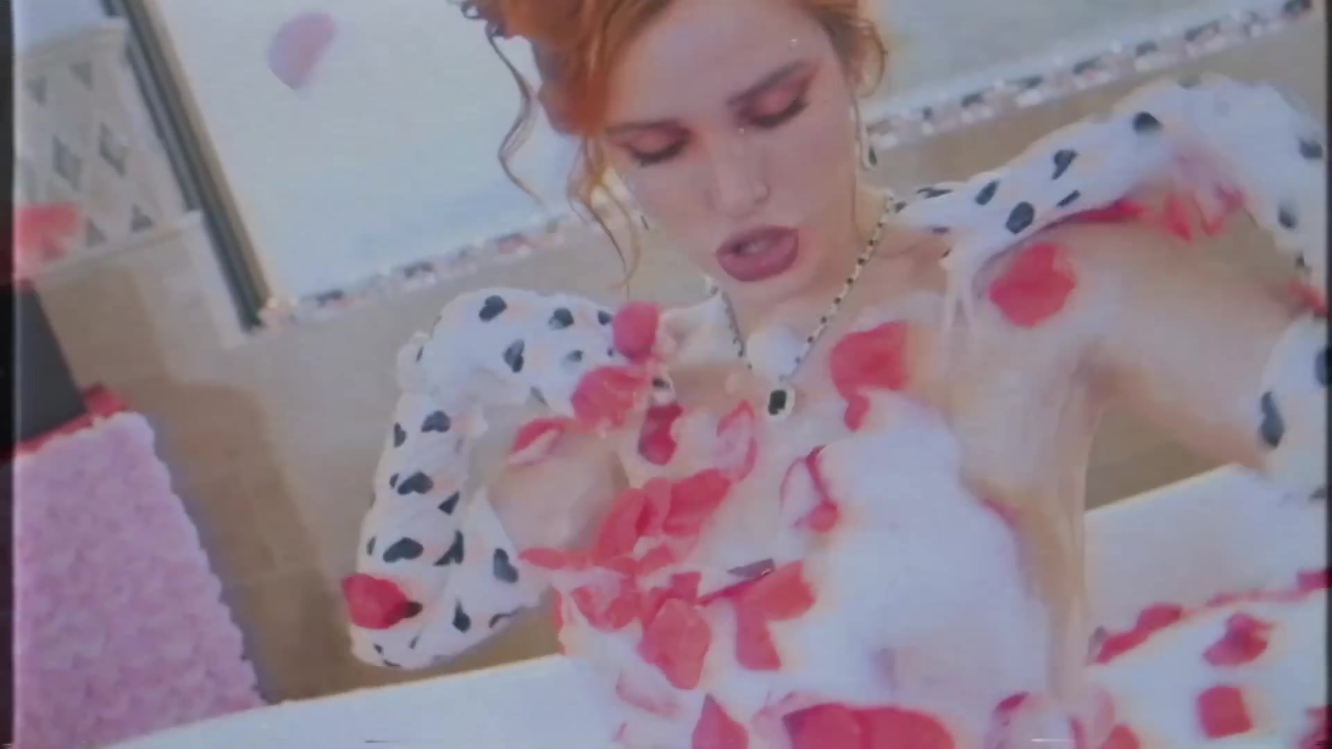 bellathornedaily_Lonely_mv_000022.jpg bellathornedaily_Lonely_mv_000022.jpg