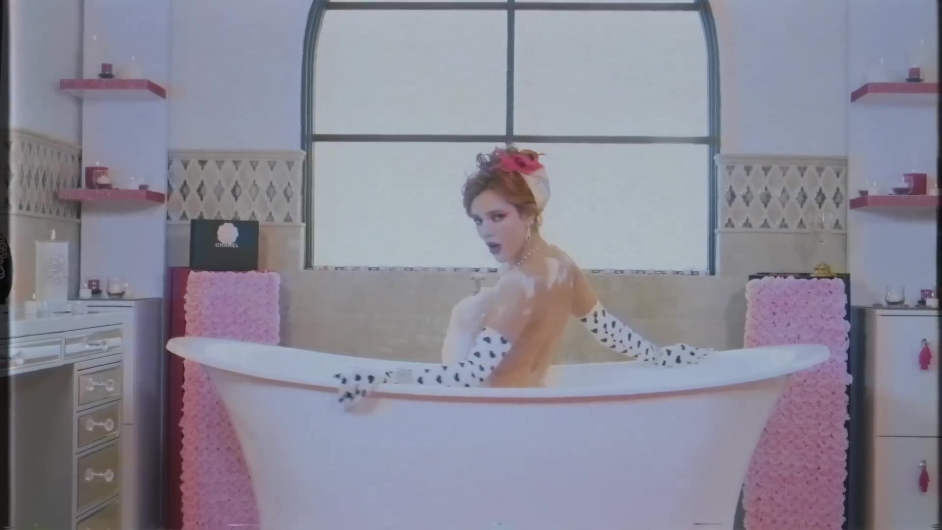 bellathornedaily_Lonely_mv_000024.jpg bellathornedaily_Lonely_mv_000024.jpg