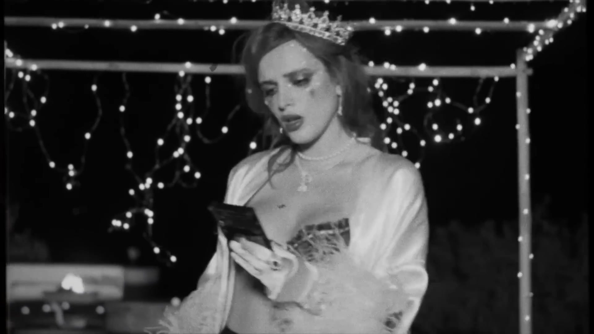 bellathornedaily_Lonely_mv_000055.jpg bellathornedaily_Lonely_mv_000055.jpg
