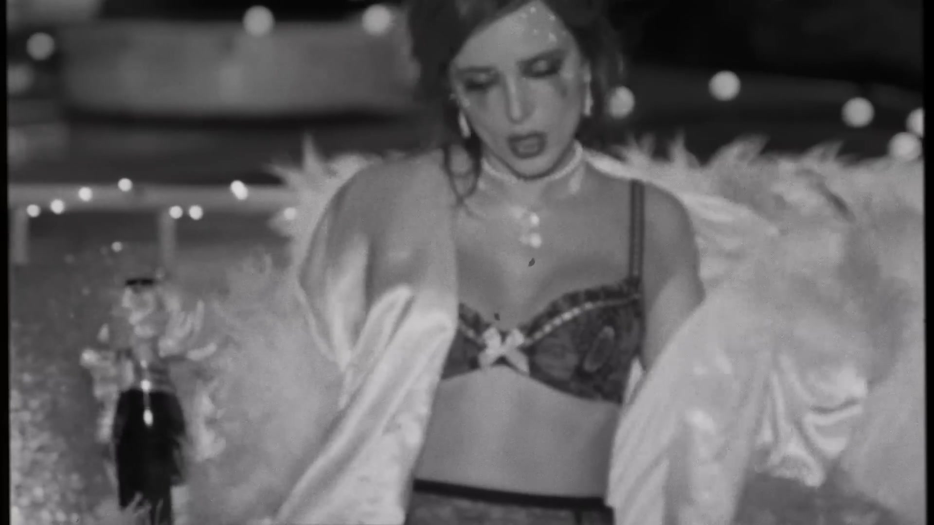 bellathornedaily_Lonely_mv_000072.jpg bellathornedaily_Lonely_mv_000072.jpg