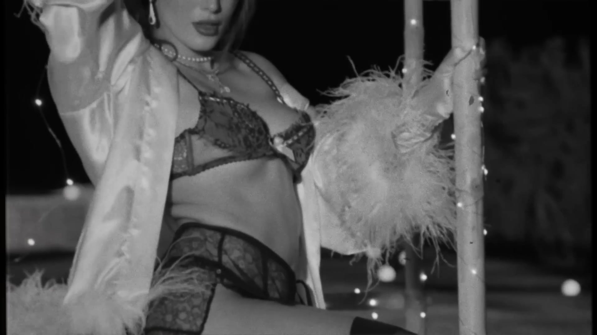 bellathornedaily_Lonely_mv_000077.jpg bellathornedaily_Lonely_mv_000077.jpg