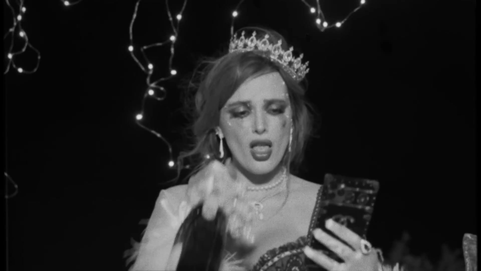 bellathornedaily_Lonely_mv_000080.jpg bellathornedaily_Lonely_mv_000080.jpg