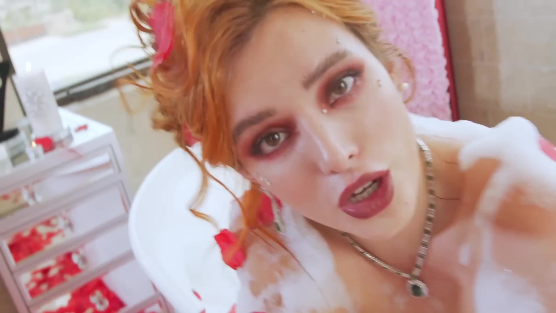 bellathornedaily_Lonely_mv_000092.jpg bellathornedaily_Lonely_mv_000092.jpg