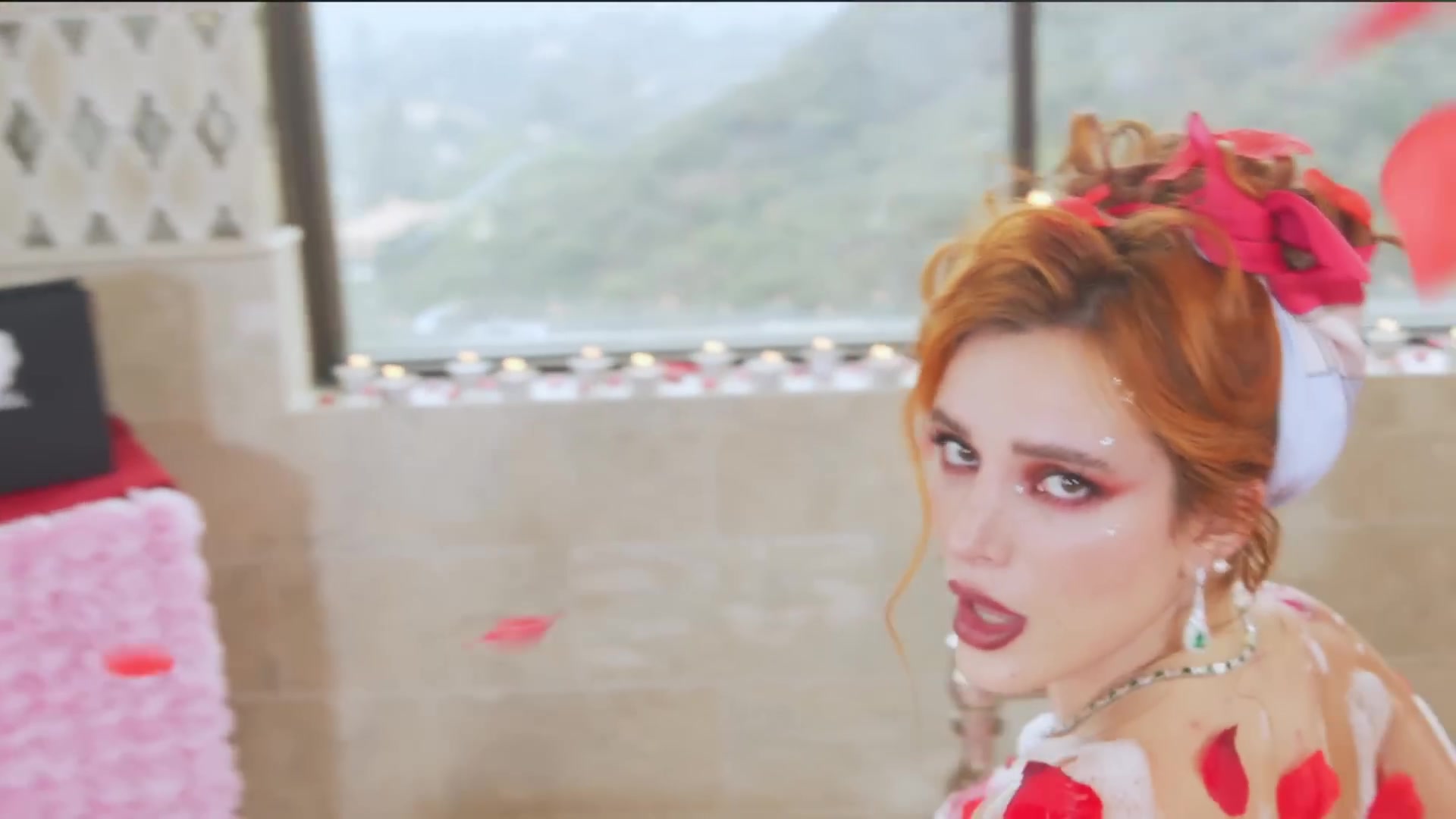 bellathornedaily_Lonely_mv_000116.jpg bellathornedaily_Lonely_mv_000116.jpg