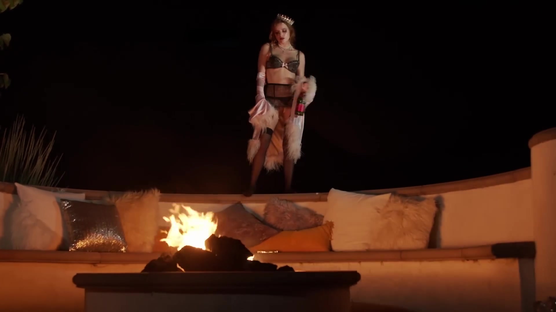bellathornedaily_Lonely_mv_000140.jpg