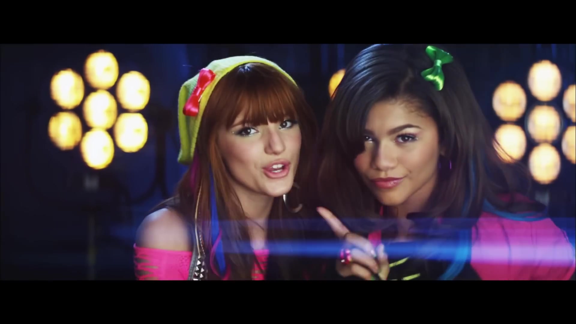 bellathornedaily_Watchme_shakeitup_mv_000019.jpg bellathornedaily_Watchme_shakeitup_mv_000019.jpg