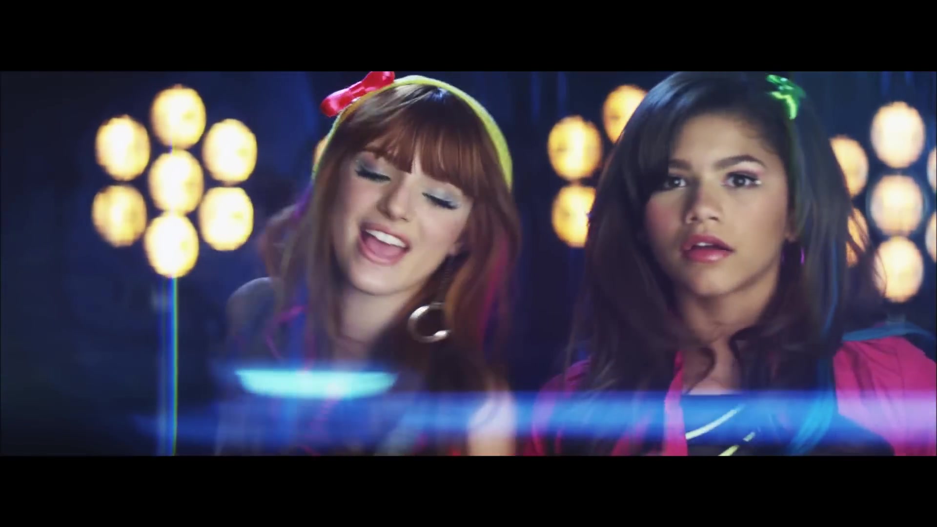 bellathornedaily_Watchme_shakeitup_mv_000020.jpg bellathornedaily_Watchme_shakeitup_mv_000020.jpg