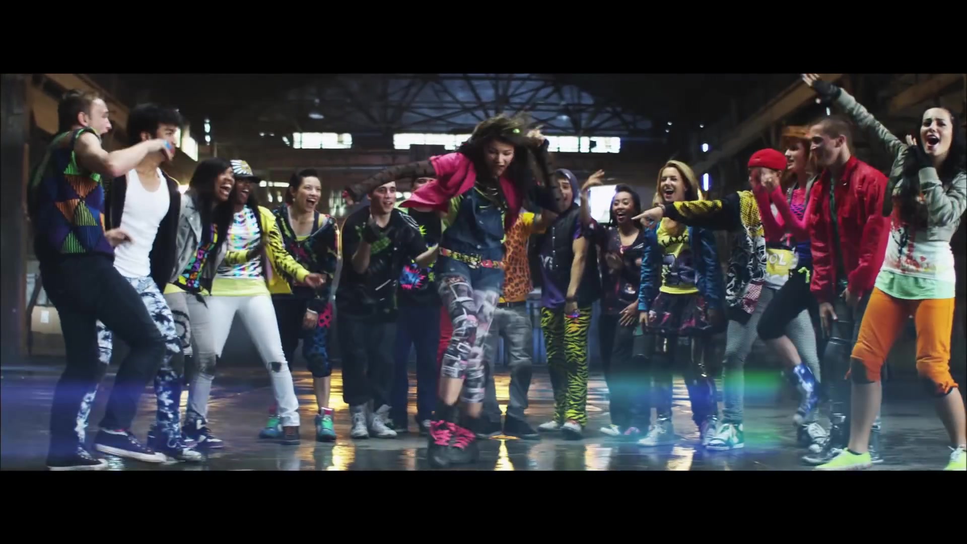 bellathornedaily_Watchme_shakeitup_mv_000025.jpg bellathornedaily_Watchme_shakeitup_mv_000025.jpg