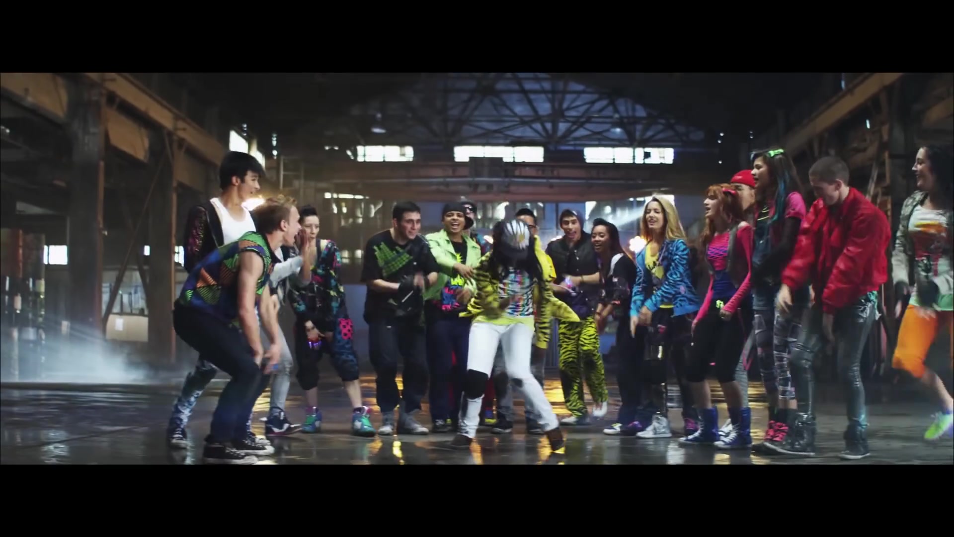 bellathornedaily_Watchme_shakeitup_mv_000030.jpg bellathornedaily_Watchme_shakeitup_mv_000030.jpg