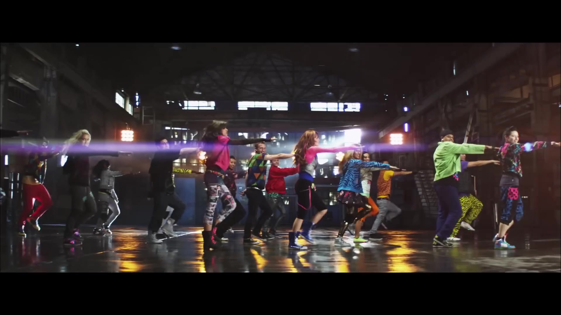bellathornedaily_Watchme_shakeitup_mv_000056.jpg