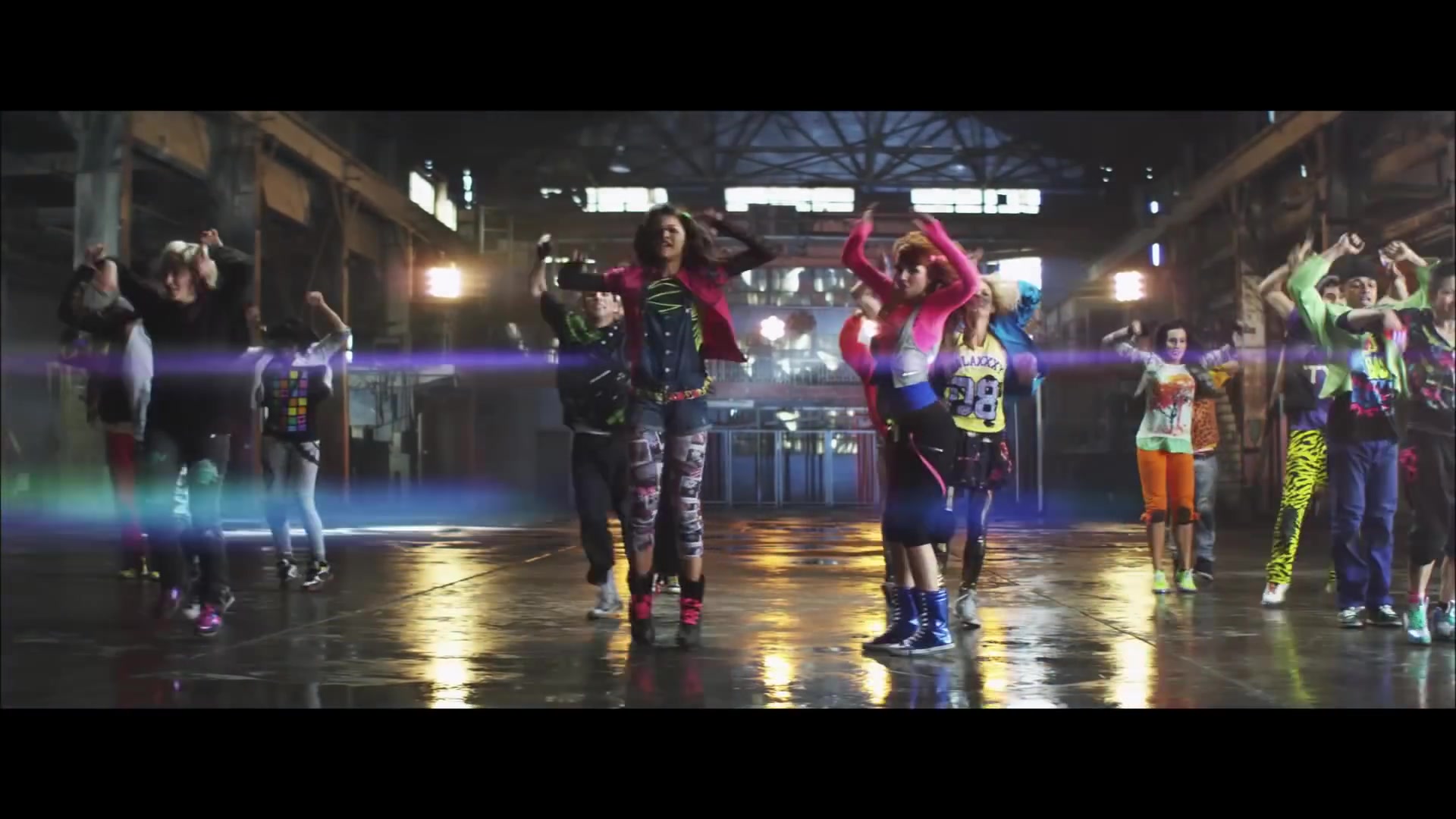 bellathornedaily_Watchme_shakeitup_mv_000062.jpg