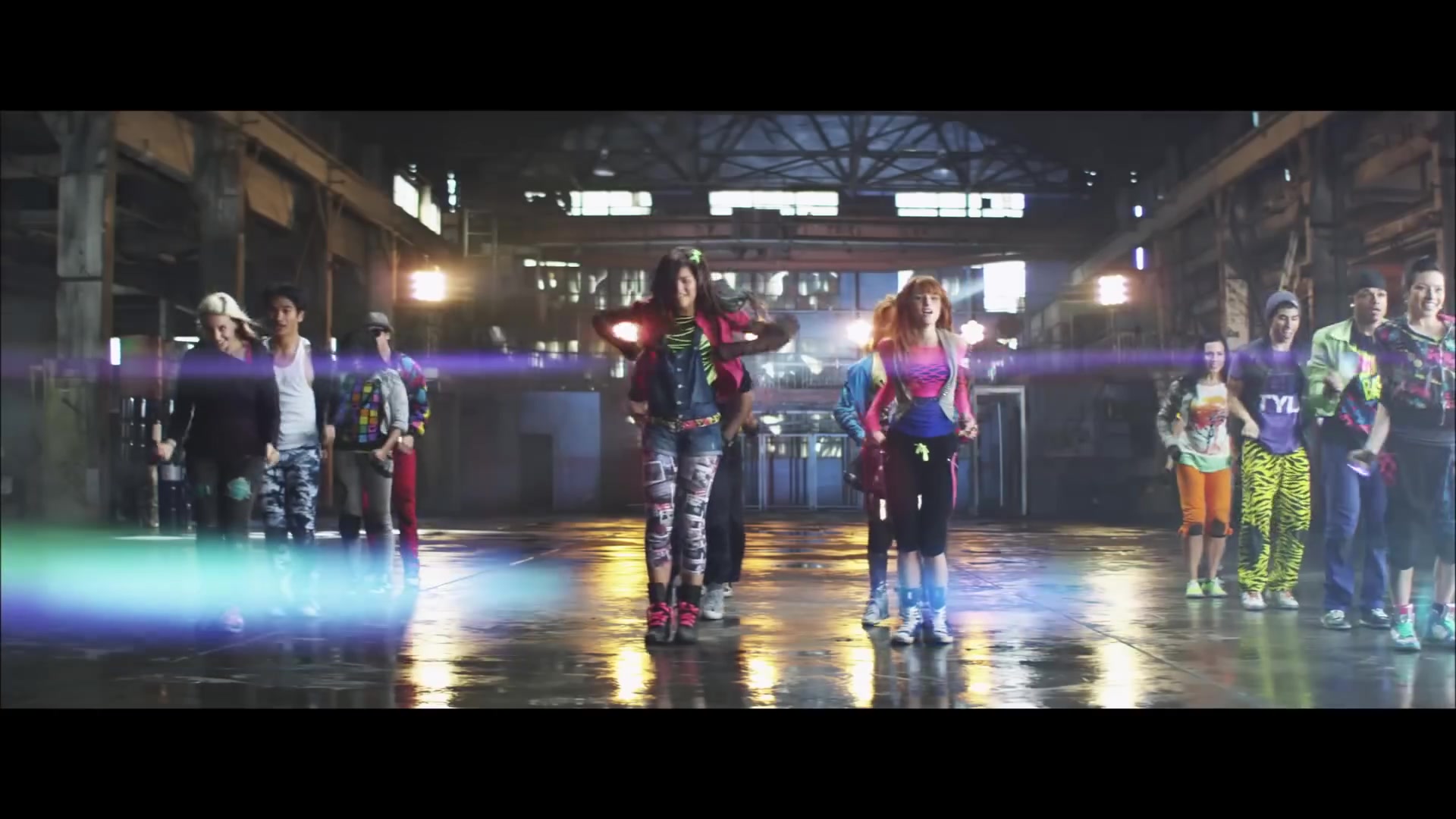 bellathornedaily_Watchme_shakeitup_mv_000064.jpg