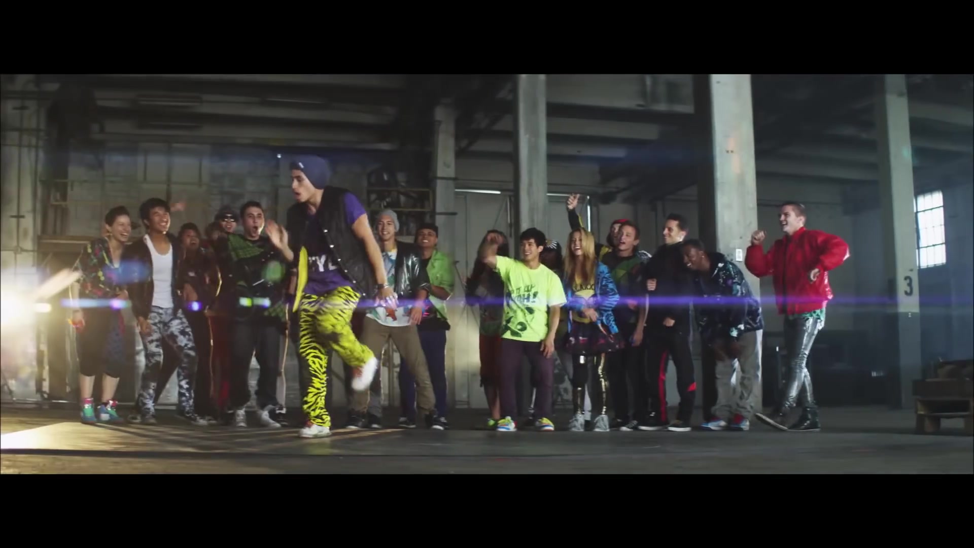 bellathornedaily_Watchme_shakeitup_mv_000075.jpg