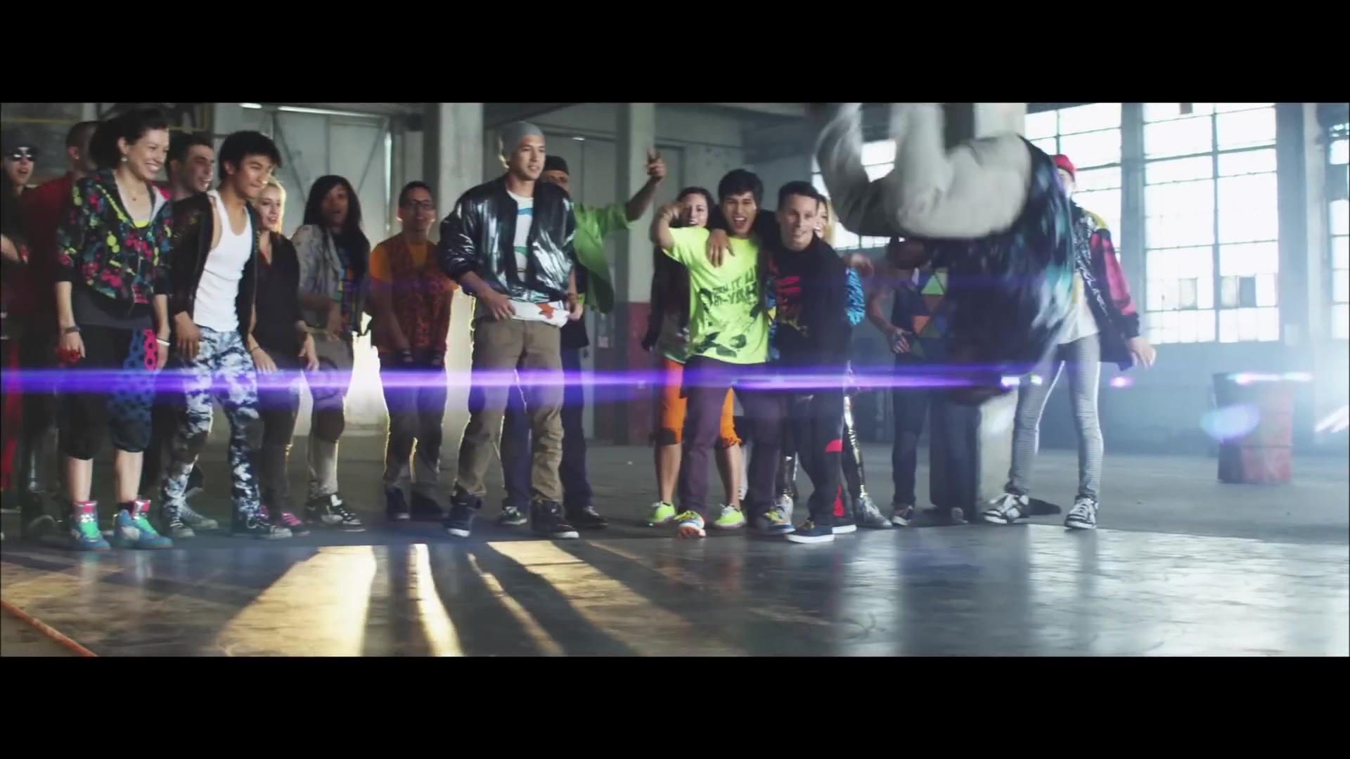 bellathornedaily_Watchme_shakeitup_mv_000082.jpg