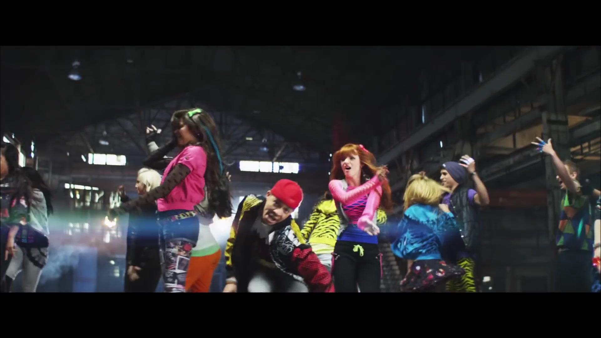 bellathornedaily_Watchme_shakeitup_mv_000088.jpg