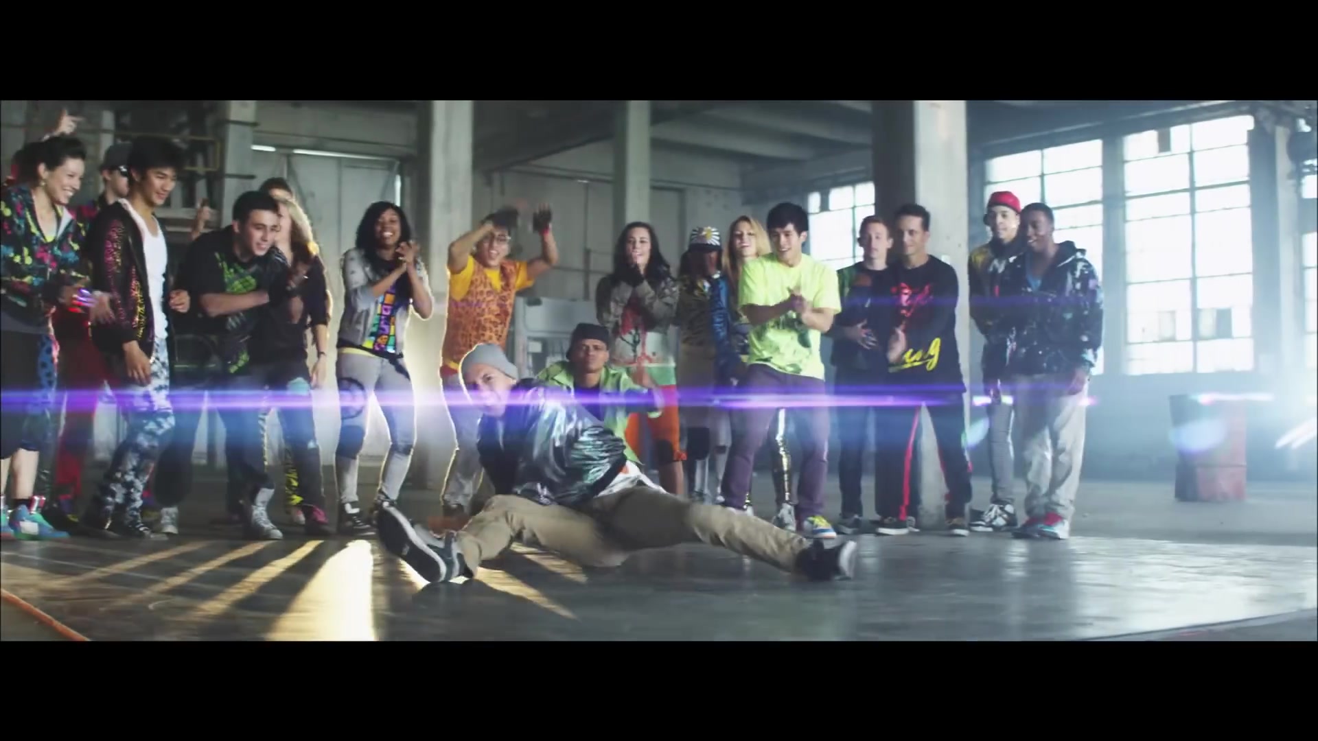 bellathornedaily_Watchme_shakeitup_mv_000096.jpg bellathornedaily_Watchme_shakeitup_mv_000096.jpg