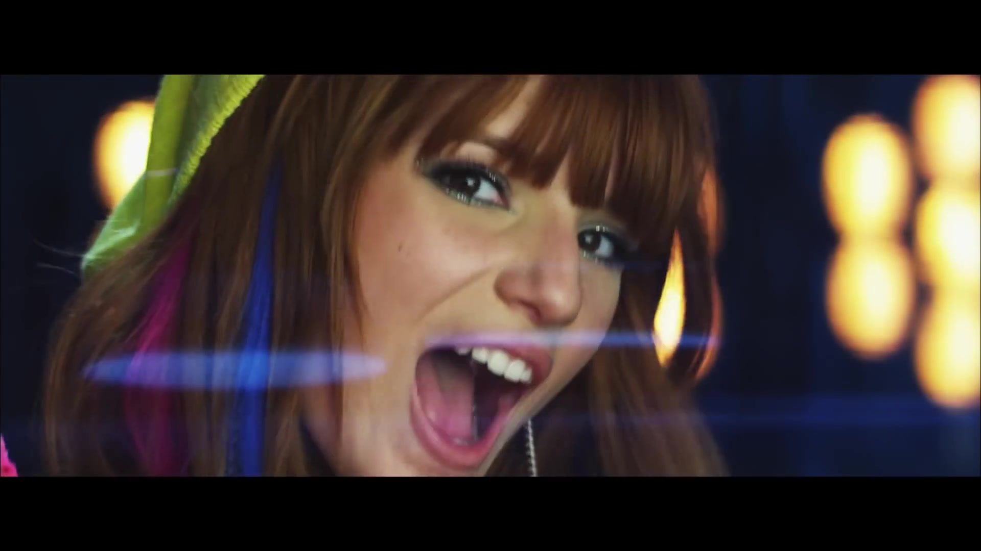 bellathornedaily_Watchme_shakeitup_mv_000101.jpg