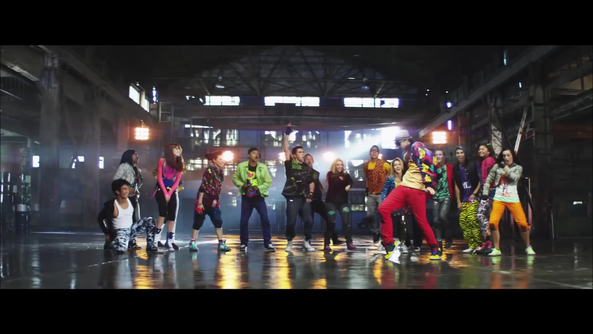 bellathornedaily_Watchme_shakeitup_mv_000105.jpg