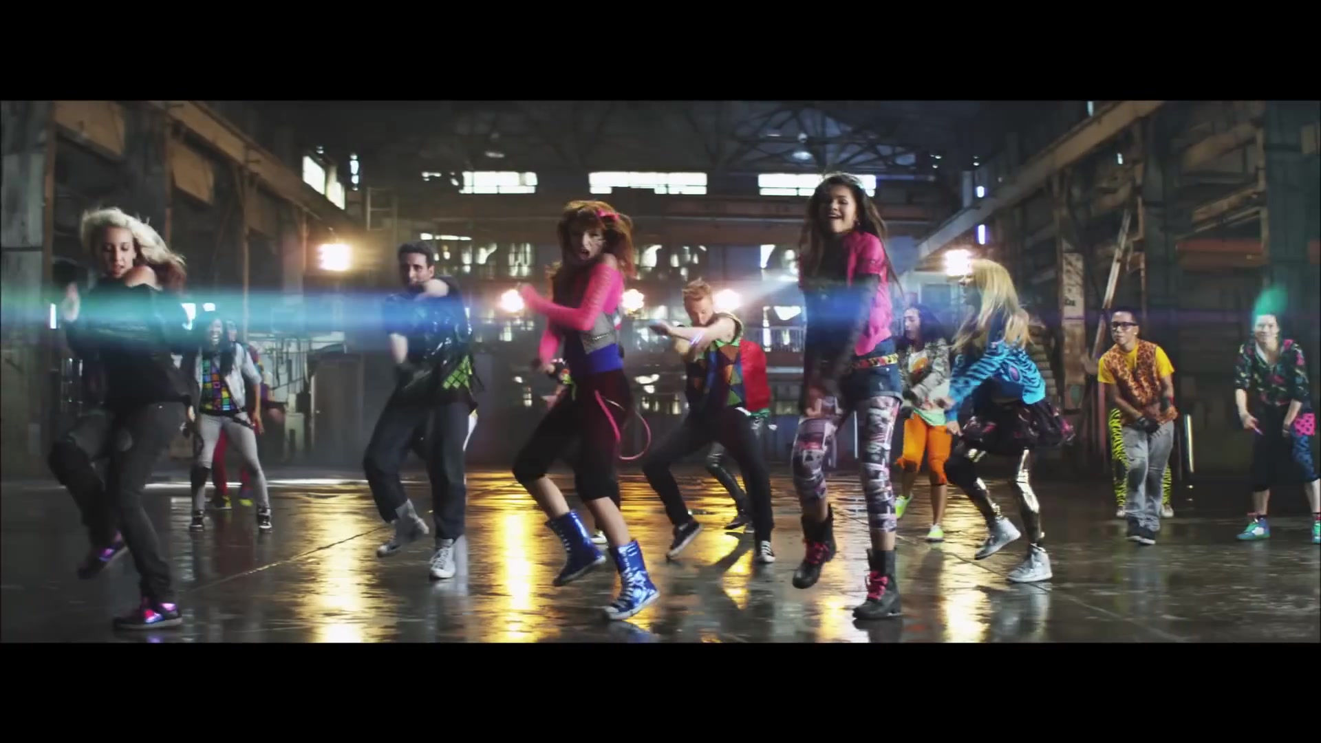 bellathornedaily_Watchme_shakeitup_mv_000118.jpg