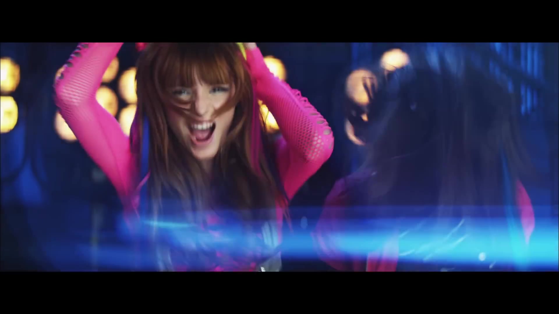 bellathornedaily_Watchme_shakeitup_mv_000123.jpg