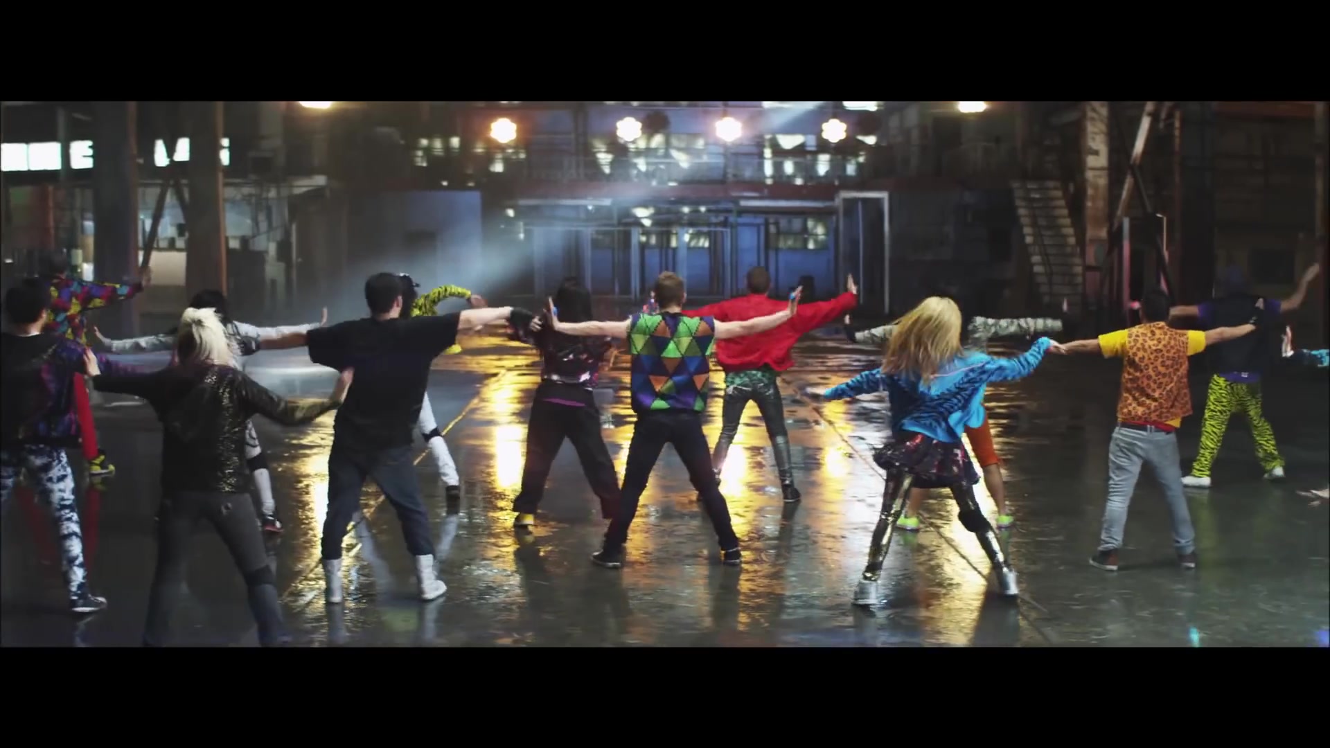 bellathornedaily_Watchme_shakeitup_mv_000128.jpg