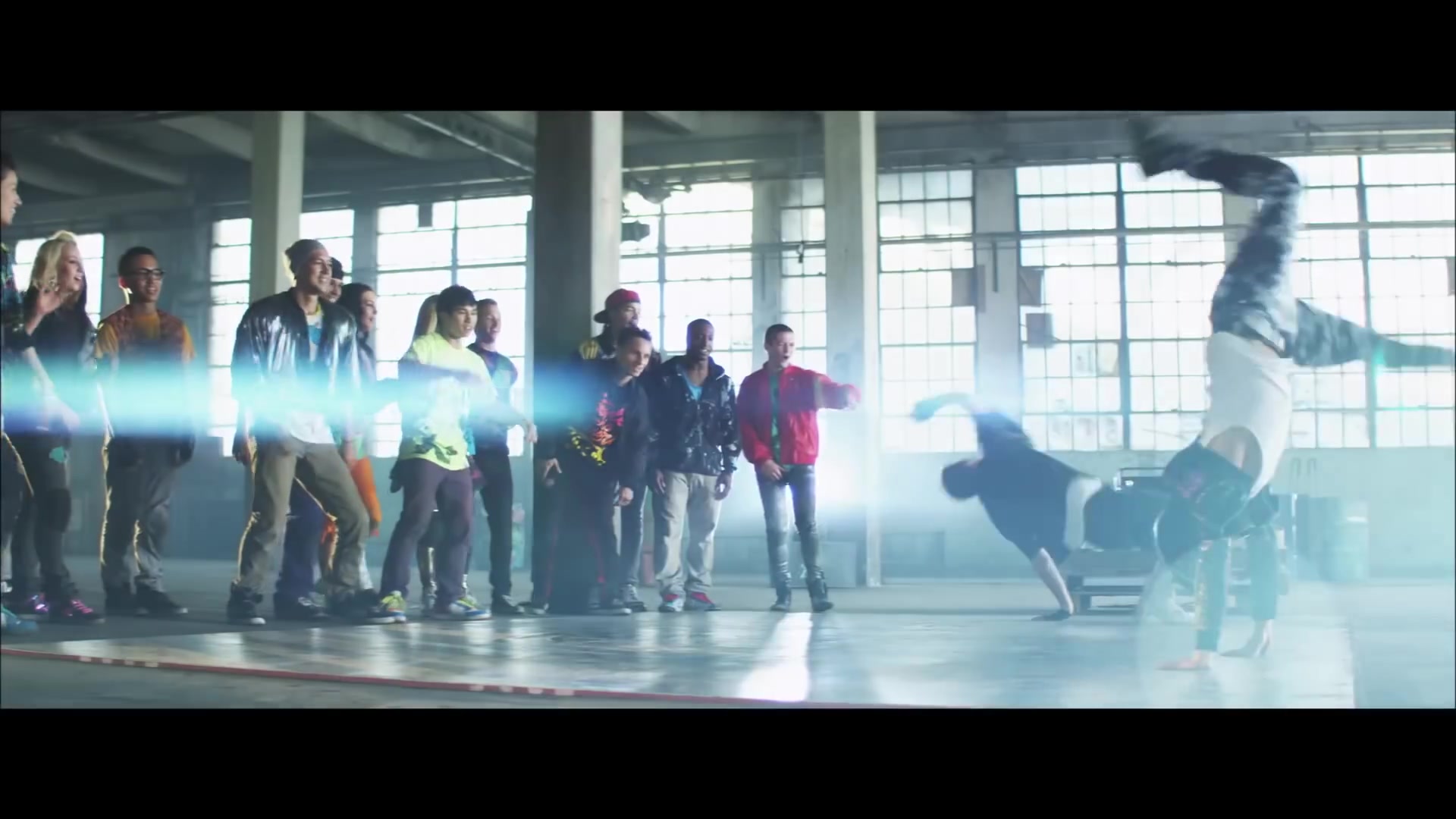 bellathornedaily_Watchme_shakeitup_mv_000135.jpg bellathornedaily_Watchme_shakeitup_mv_000135.jpg