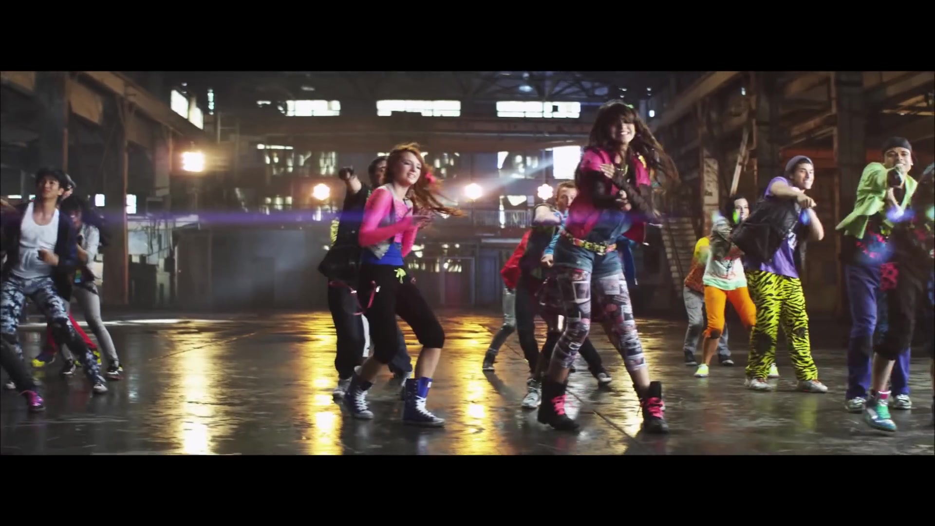 bellathornedaily_Watchme_shakeitup_mv_000140.jpg
