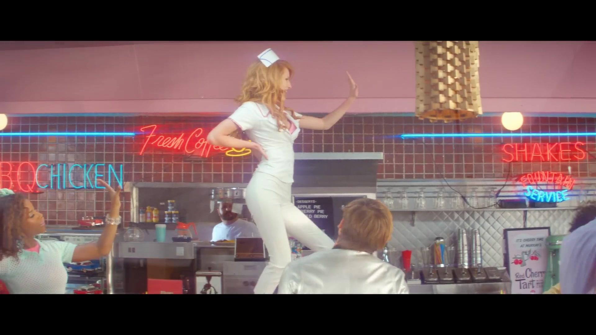 bellathornedaily_callitwhatever_screencaps_000140.jpg