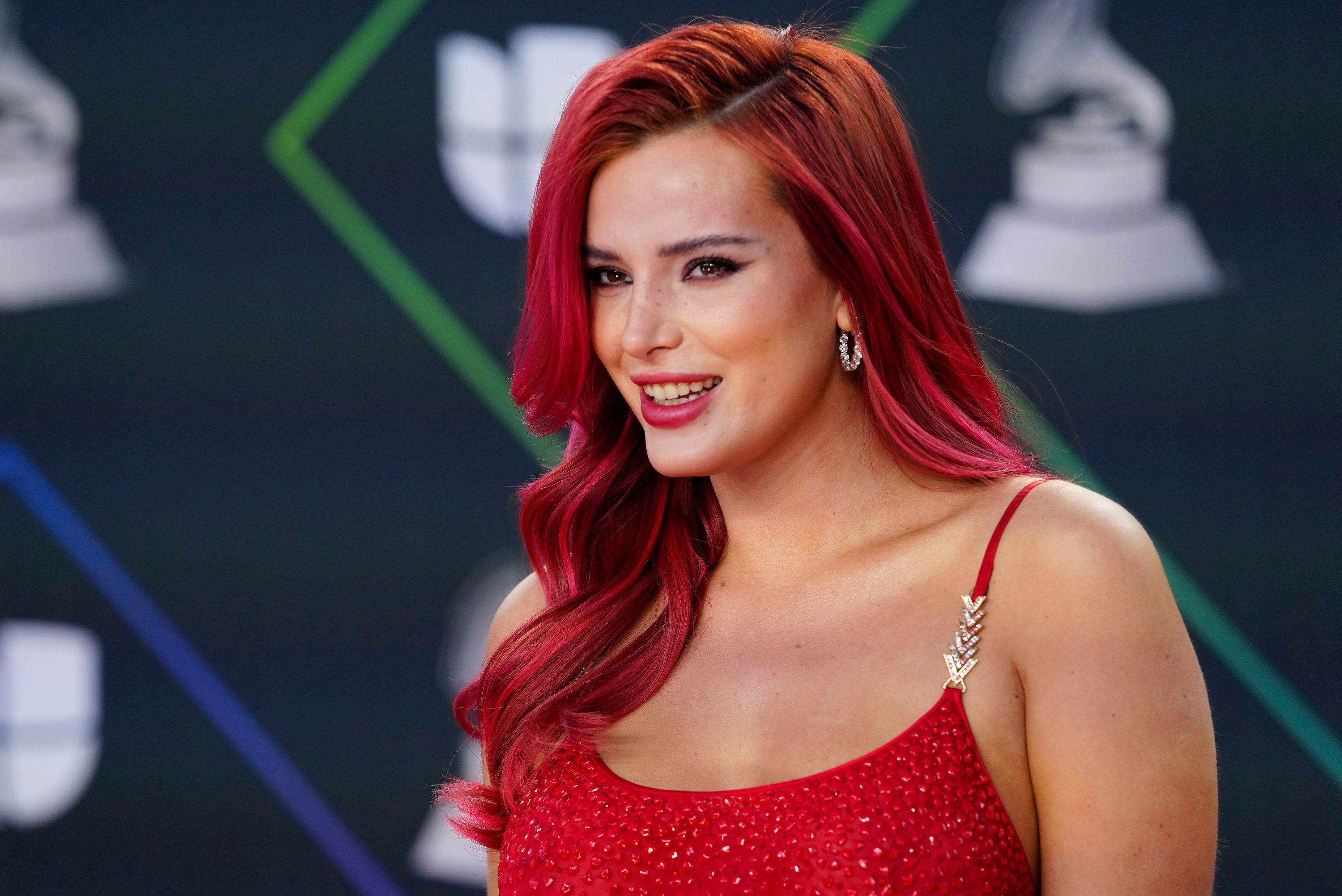 bellathornedaily_latingrammys_redcarpet_281129.jpg bellathornedaily_latingrammys_redcarpet_281129.jpg