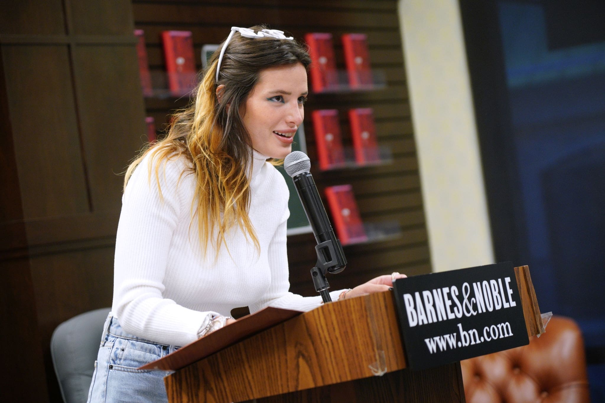 bellathornedaily_signingherbook_thegrove_speech_281129.jpg bellathornedaily_signingherbook_thegrove_speech_281129.jpg
