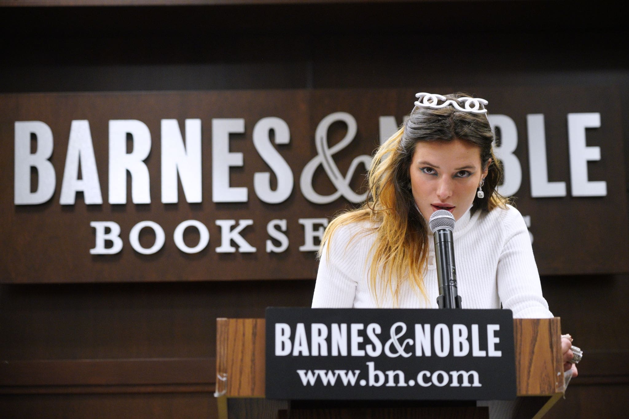 bellathornedaily_signingherbook_thegrove_speech_28729.jpg