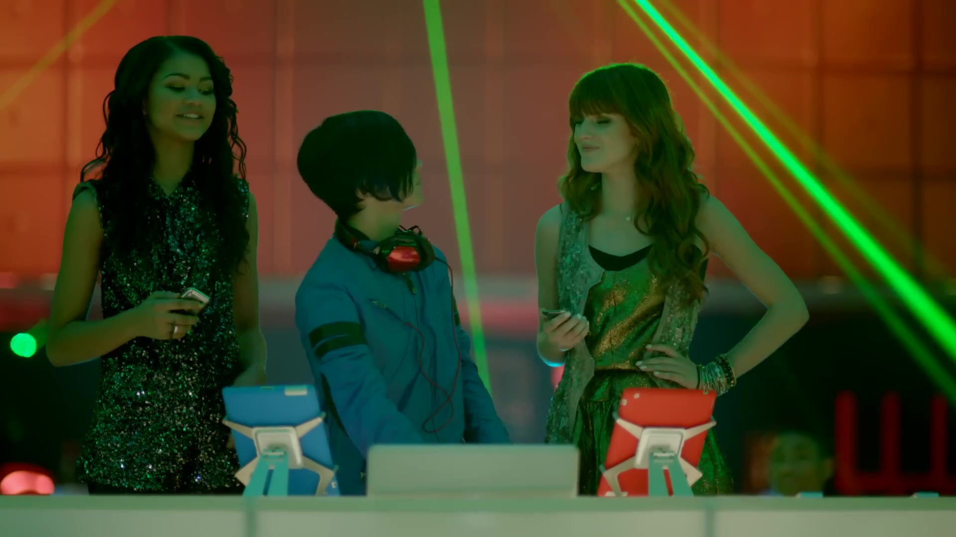 bellathornedaily_somethingtodancefor_ttylxox_mashup_mv_000005.jpg