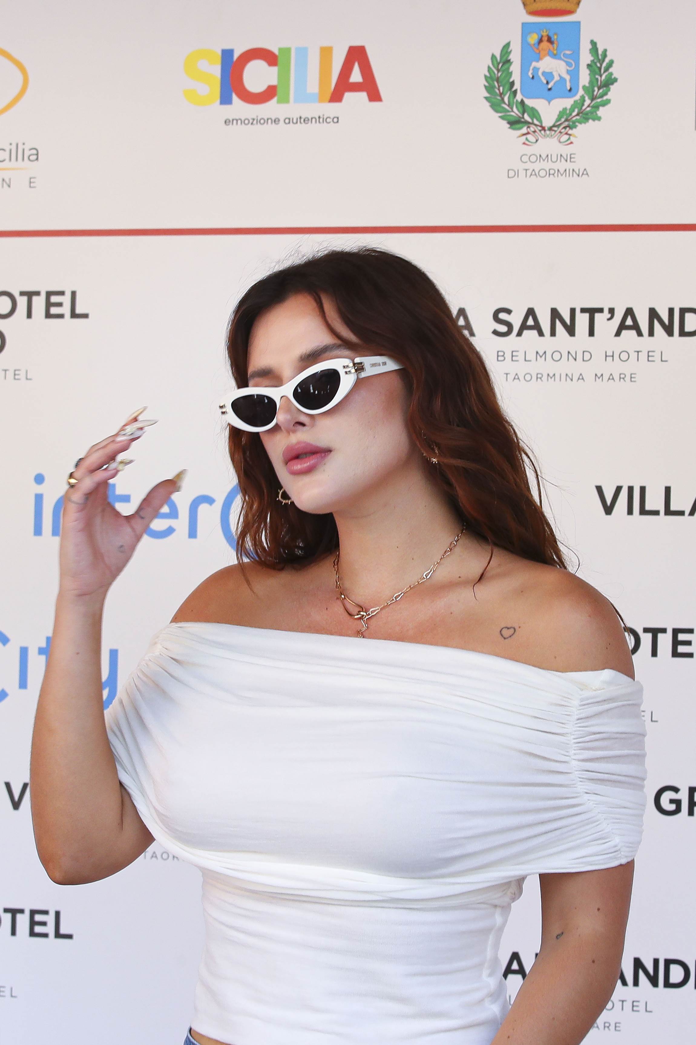 bellathornedaily_taorminaff_photocall_28229.jpg