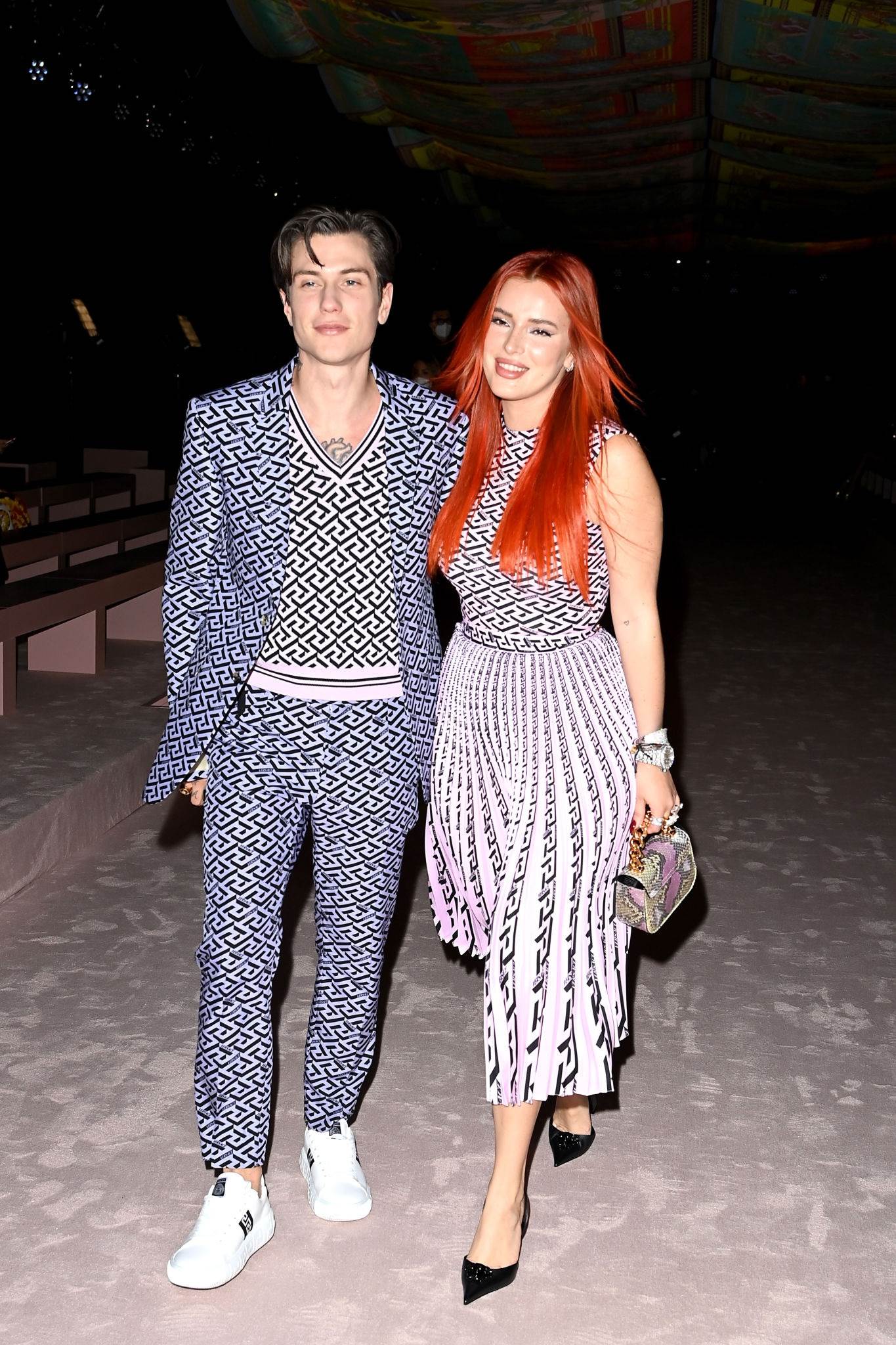 bellathornedaily_versaceshow_milan_281129.jpg