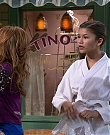 Shake_It_Up_S01E05_1080p_BTD_002075.jpg