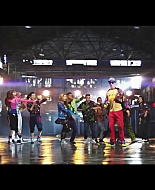 bellathornedaily_Watchme_shakeitup_mv_000102.jpg