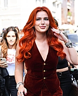 bellathornedaily_efronfashion_fw_milan_outside_28129.jpg