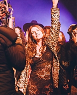 bellathornedaily_findyourfriends_bts_28129.jpg