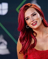 bellathornedaily_latingrammys_redcarpet_281229.jpg