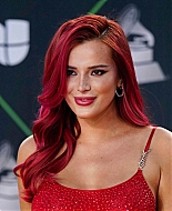 bellathornedaily_latingrammys_redcarpet_28829.jpg