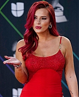 bellathornedaily_latingrammys_redcarpet_28929.jpg
