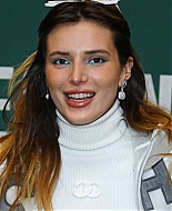 bellathornedaily_signingherbook_thegrove_28129.jpg