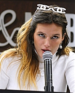 bellathornedaily_signingherbook_thegrove_speech_28529.jpg