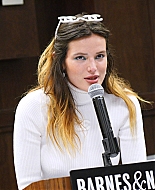 bellathornedaily_signingherbook_thegrove_speech_28929.jpg