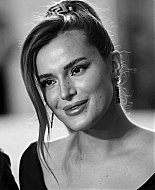 bellathornedaily_timeisup_premiere_redcarpet_rome_28829.jpg